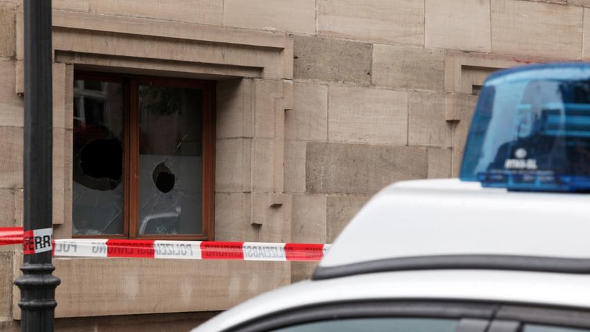 Vier Fenster wurden laut Polizeiangaben eingeworfen, die Steine durchschlugen dabei...