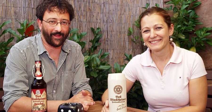 Das Savanna in der Schoppershofstraße lieben die Gäste nicht nur wegen des badischen Essens und der ausgewählten fränkischen Biere. "Im Sommer ist draußen im Biergarten sehr lange Sonne, das ist nicht zu unterschätzen", erzählt Stammgast Ralph . Er kommt regelmäßig am Mittwoch und manchmal auch, wenn er "Hunger- und Durstattacken" hat. Während sich Wirtin Daniela um ihre Gäste kümmert, steht ihr Mann Andreas in der Küche. "Der Flammkuchen ist hervorragend und die Spätzle sind auch toll", schwärmt Ralph. "Das Essen ist aber dennoch sehr abwechslungsreich", sagt er und dreht sich Spaghetti mit Lachs auf die Gabel. Das Savanna in der Schoppershofstraße lieben die Gäste nicht nur wegen des badischen Essens und der ausgewählten fränkischen Biere. "Im Sommer ist draußen im Biergarten sehr lange Sonne, das ist nicht zu unterschätzen", erzählt Stammgast Ralph . Er kommt regelmäßig am Mittwoch und manchmal auch, wenn er "Hunger- und Durstattacken" hat. Während sich Wirtin Daniela um ihre Gäste kümmert, steht ihr Mann Andreas in der Küche. "Der Flammkuchen ist hervorragend und die Spätzle sind auch toll", schwärmt Ralph. "Das Essen ist aber dennoch sehr abwechslungsreich", sagt er und dreht sich Spaghetti mit Lachs auf die Gabel.