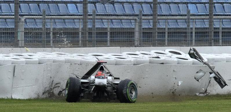 Mercedes konnte nie wirklich zur Spitze aufschließen - Red Bull, McLaren und Ferrari schienen unerreichbar. Dazu kam noch die Konkurrenz im eigenen Team: Kollege Nico Rosberg war nicht selten schneller als der Rekordweltmeister. Und wenn das einmal nicht der Fall war, stand sich Schumacher häufig selbst im Weg. Entweder weil das Auto nicht mitmachte, oder weil Schumacher diverse Unfälle verursachte, die nicht nur ihn das Rennen kosteten, sondern auch noch einen oder mehrere Konkurrenten. Und mit jedem Un- oder Ausfall wurde die Kritik an Schumacher lauter.