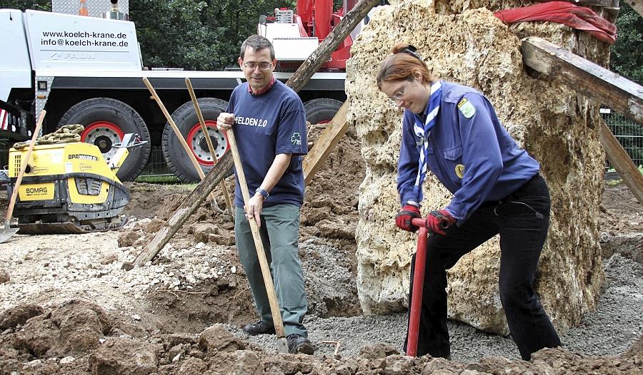 Arbeit, nichts als Arbeit: Stadtjugendring-Geschäftsführer Jochen Krüger und eine weitere Helferin legen sich rund um die neuen Steine ins Zeug, die bald zum Kinderkletterparadies werden sollen. Arbeit, nichts als Arbeit: Stadtjugendring-Geschäftsführer Jochen Krüger und eine weitere Helferin legen sich rund um die neuen Steine ins Zeug, die bald zum Kinderkletterparadies werden sollen.
