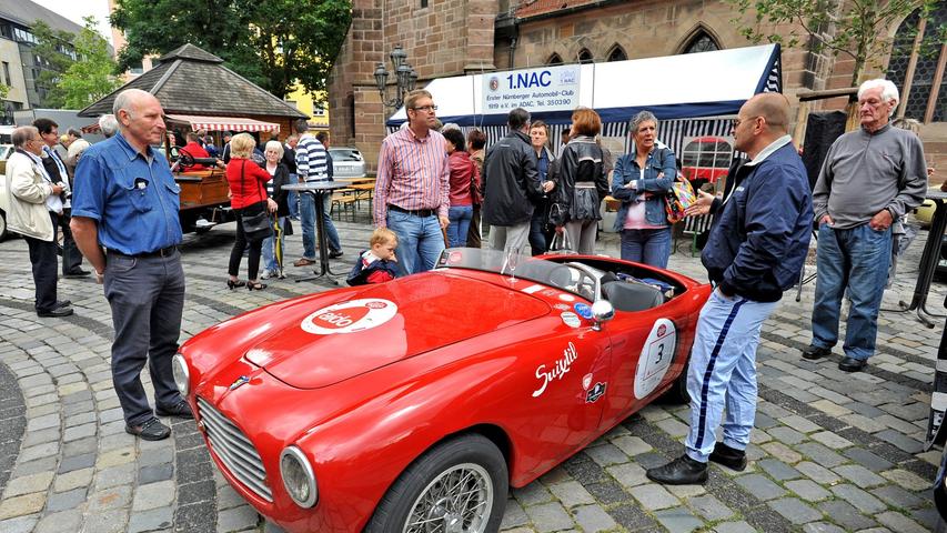 Am Nürnberger Jakobsplatz trafen sich am Samstag Oldtimerbesitzer und -bewunderer zur ADAC Süd Rallye Historic 2012. Vom Jakobsplatz tuckerten die geschichtsträchtigen Fahrzeuge durch die Karolinenstarße zur Lorenzkirche.