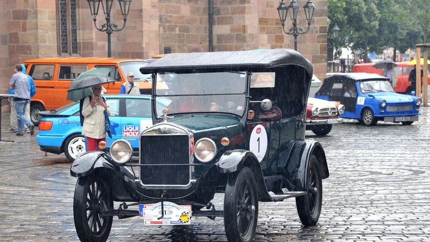 Solche historischen Autos bekommt man nicht oft auf der Straße zu sehen. Deswegen blieben einige Passanten staunend stehen als die Oldtimer durch die Nürnberger Altstadt fuhren.