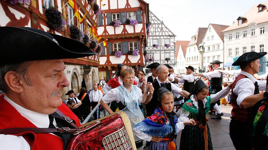 Kooperation war gefragt: Die Eichendorf Tanzgruppe, der Heimat- und Trachtenverein Weilersbach und der Almfrieden machten hier gemeinsame Sache.