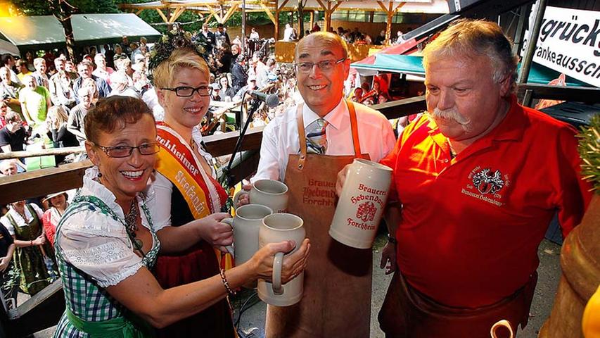 Um kurz nach 16 Uhr stach Forchheims Oberbürgermeister Franz Stumpf am Samstag das erste Fass Bier an. Das Annafest war somit offiziell eröffnet.