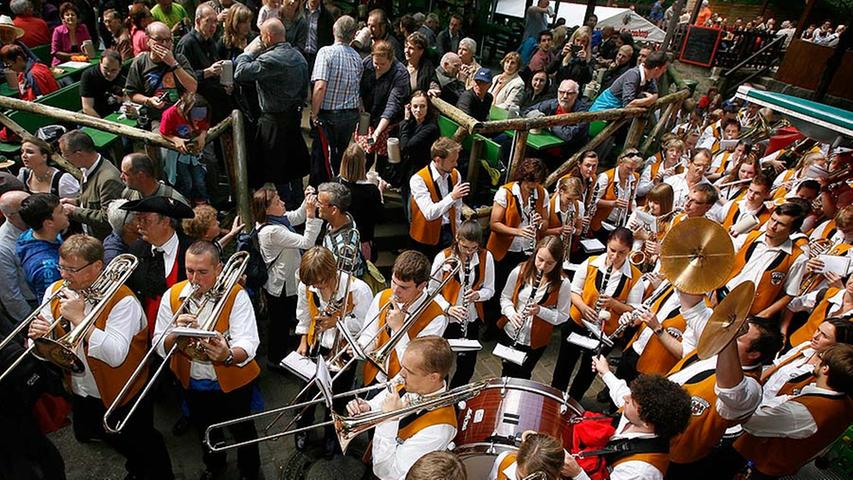 Der Musikverein Buckenhofen bließ den Marsch auf den Kellern.
