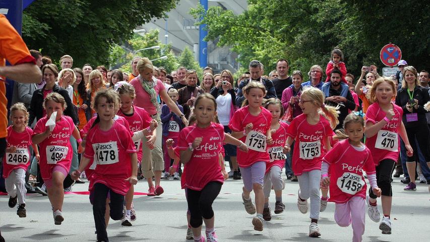 Viel Spaß, kein Stress: 1500 Läuferinnen kamen zum ersten Nürnberger Frauenlauf am Dutzendteich. Die Startgebühr kam einer Beratungsstelle für Familien mit Down-Syndrom-Kindern zugute.