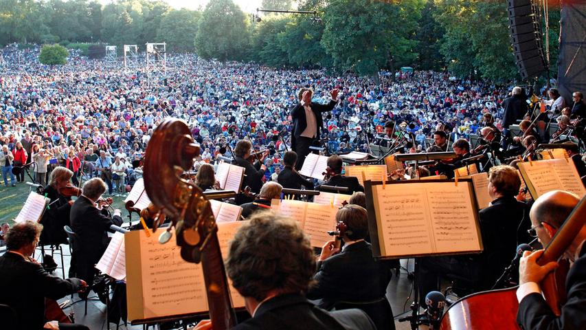 Am 4. August laden dann die Nürnberger Symphoniker zum Open Air Konzert in den Luitpoldhain ein.