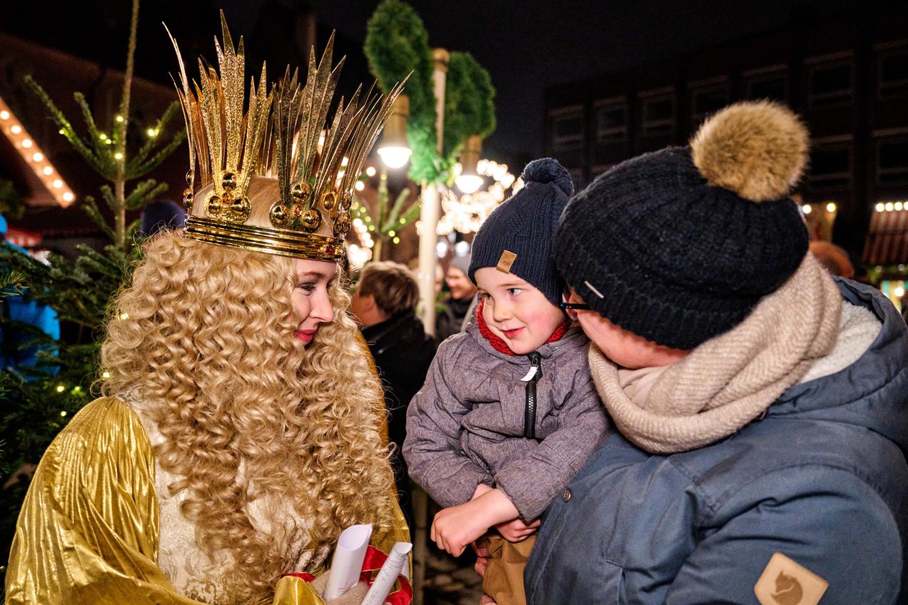 The Christkind meets the little visitors at the Children's Christmas Market and receives their wishes.