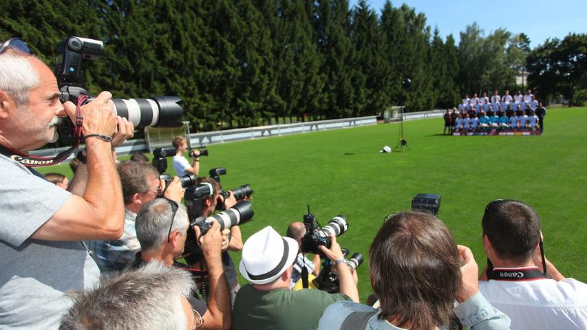 Wie jedes Jahr richten sich zahlreiche Kameraobjektive auf Mannschaft, Trainer und Betreuer des 1. FC Nürnberg. Ein untrügliches Zeichen, dass am Valznerweiher gerade der obligatorische Fototermin auf dem Programm steht.
