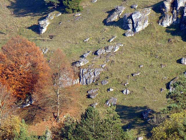 Mächtige Felsen und Wachholderheiden prägen die Landschaft im Naturpark Altmühltal.