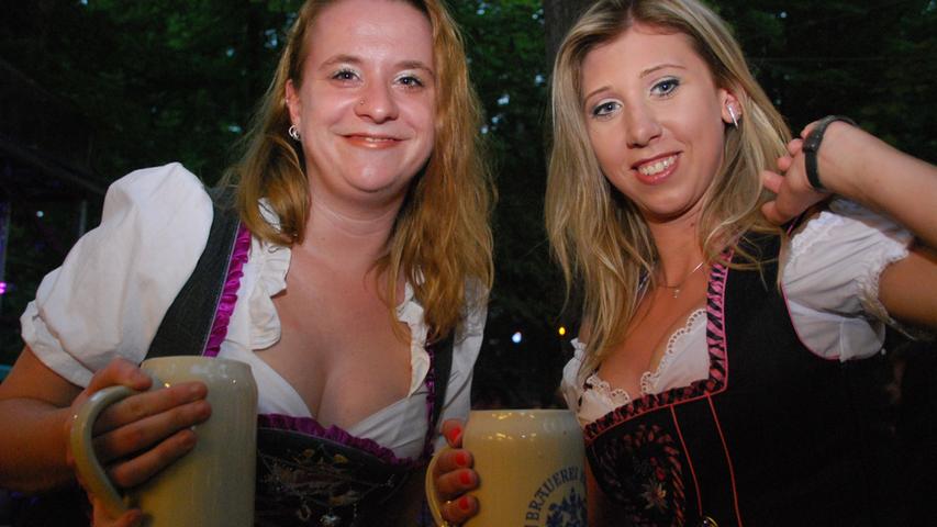 Prost! Diese beiden Damen lassen sich ihre Maß schmecken. Der Preis für den Liter Festbier beträgt in diesem Jahr im Schnitt rund sieben Euro.