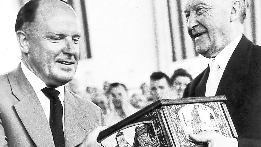 Ausserdem gab's für Adenauer eine Kiste Nürnberger Lebkuchen als Erinnerung an seine Besuche in der Stadt, überreicht von Karl Schäfer, CSU-Landtagsmitglied. 