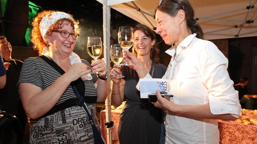 Besucher, Veranstalter und Künstler feierten nach der Verleihung mit Wein...