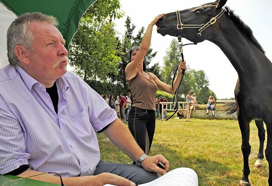 Für einen Behandlungstermin bei Tamme Hanken kamen viele Pferde- und Hundebesitzer in den Reiterhof Mooswiese.