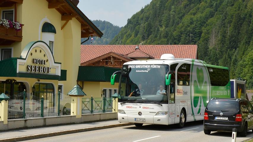 Vier Stunden war das Kleeblatt-Team von Mittelfranken bis nach Tirol unterwegs, pünktlich zum Mittagessen trudelt der Mannschaftsbus dann am Donnerstag vor dem Hotel ein.