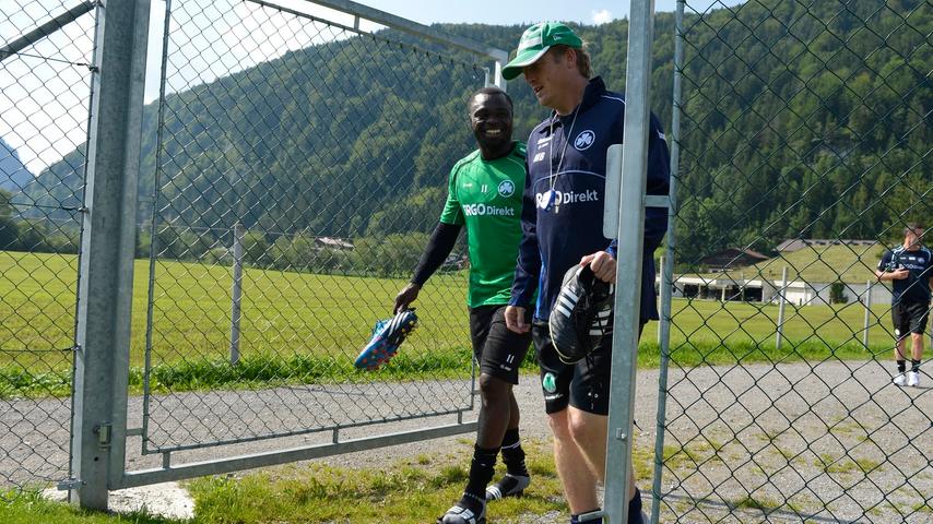 Zwei Ex-Schalker beim Plauschen: Gerald Asamoah scherzt beim Betreten des Trainingsgeländes mit Trainer Mike Büskens.