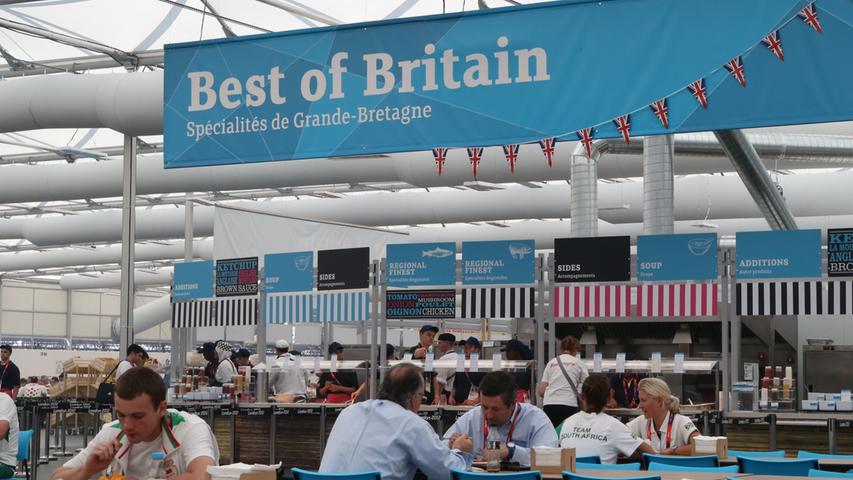 Für warme Speisen ist das Restaurant nach regionalen Zonen unterteilt. In dem Bereich, in dem es traditionelles britisches Essen wie Fish & Chips gibt, ist allerdings noch vergleichsweise wenig los.