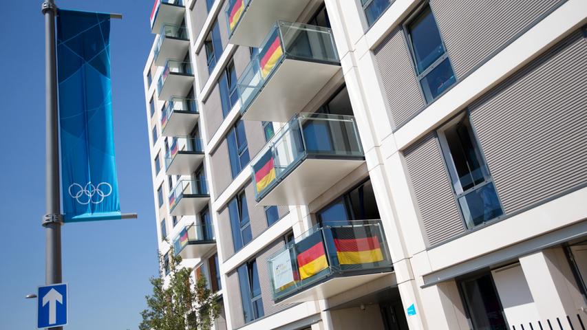 Auch das olympische Dorf ist längst bezogen, die deutschen Appartements sind mit der entsprechenden Flagge gekennzeichnet. Sie befinden sich wie das gesamte Dorf im Londoner East End.