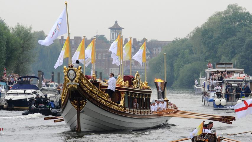 Bei ihrer Ankunft in London wurde die olympische Fackel mit dem königlichen Schiff "Gloriana" über die Themse in Richtung Richmond Bridge kutschiert.