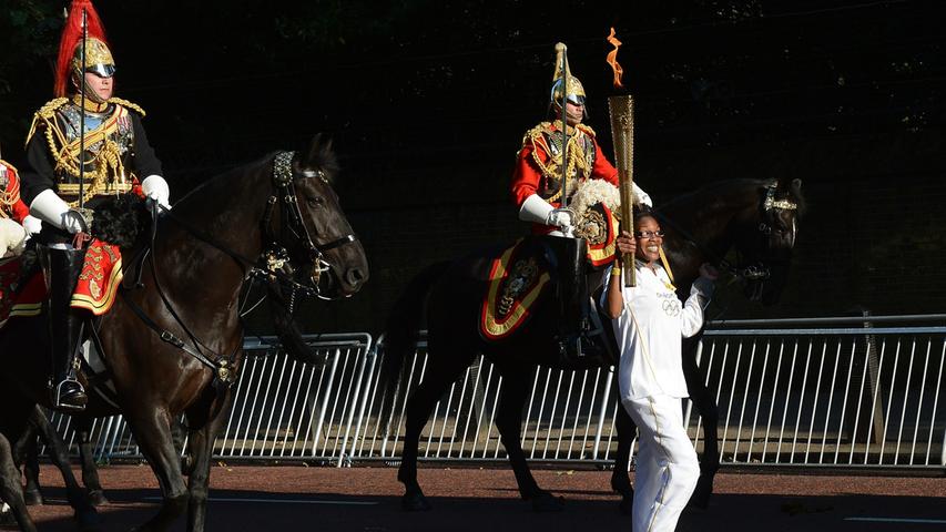 Die Olympische Fackel wird auf ihrem Weg durch London von der Royal Horse Guard begleitet.