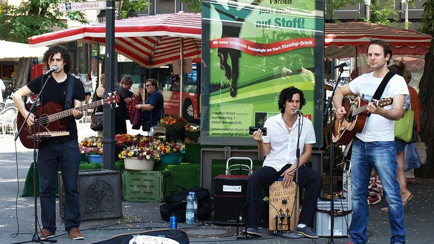 Vorab-Soundcheck in der Innenstadt: Die Münchner Band Konrad und der Löwe gibt den vorbeilaufenden Passanten unweit vom Hauptmarkt einen kleinen Vorgeschmack auf ihr facettenreiches Deutschrock-Pop-Repertoire.