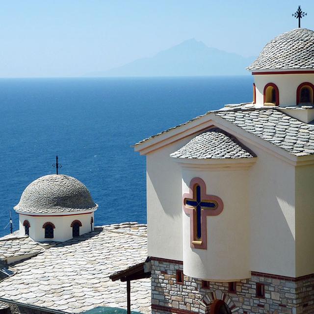 Griechenland wie aus dem Bilderbuch: Das Erzengelkloster Moni Archangelou liegt pittoresk auf einem Felsvorsprung direkt über der Ägäis.