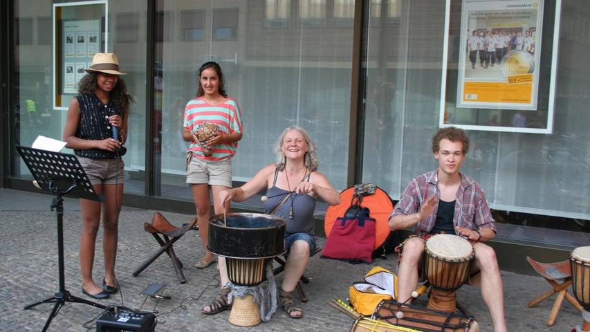 Madina (von links), Sara, Eva und Timo finden es gut, dass auf dem Bardentreffen jeder spielen darf, der möchte. Eva, Percussions-Lehrerin an der Musikhochschule Fürth, ist seit 20 Jahren dabei.