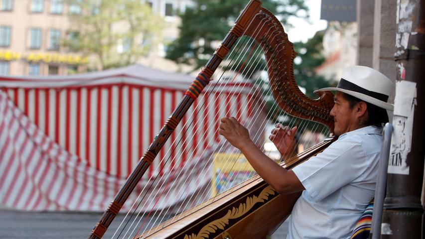 Milton Sanchez spielt auf seiner Anden-Harfe.