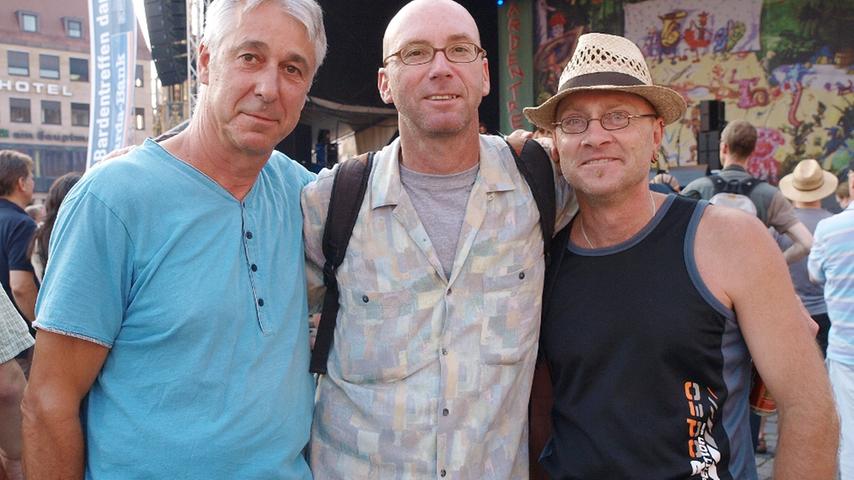 Dietmar (von links), Oswald und Holger sind schon alte Hasen auf dem Bardentreffen: "Ich wohne eigentlich in Bangkok", erzählt Oswald. "Seit 18 Jahren versuche ich den Urlaub so zu legen, dass ich auf dem Bardentreffen vorbeischauen kann."