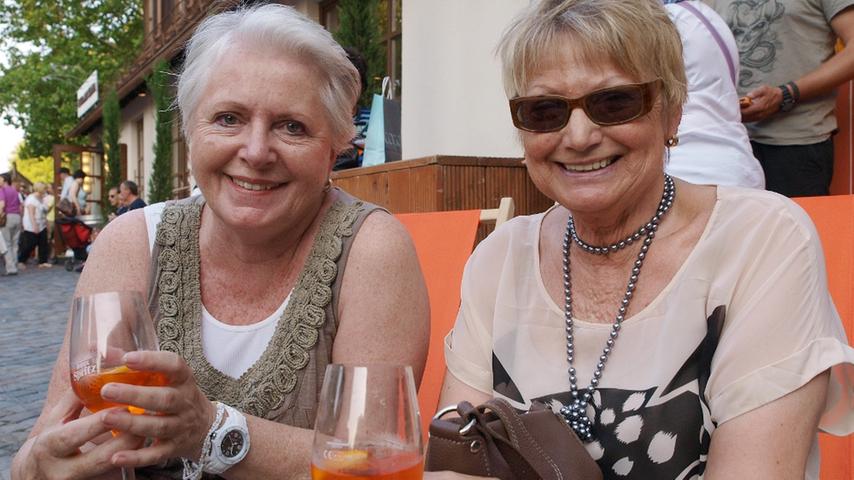 Margit (links) und Uschi lassen es ruhig angehen: "Am liebsten hören wir leisere Musik von Solisten. Außerdem treffen wir auf dem Bardentreffen immer irgendwelche Bekannte, mit denen wir bei diesem wunderbarem Wetter ein Glas Sekt trinken können."
