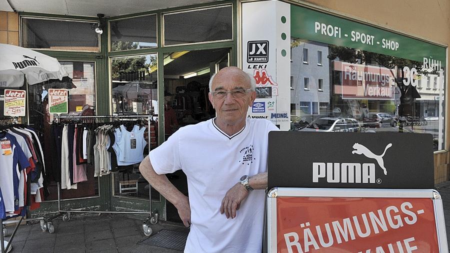 Heinz Rühl vor seinem "Profi Sport Shop" in der Luitpoltstraße.