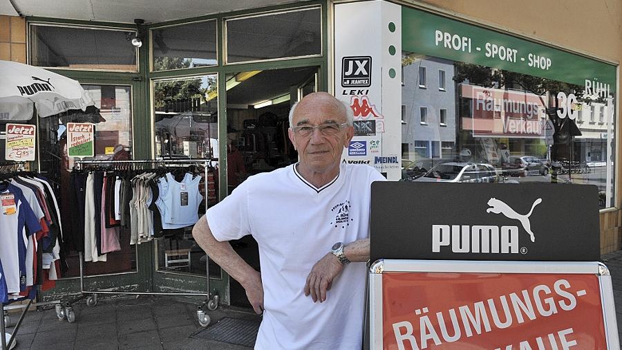 Heinz Rühl vor seinem "Profi Sport Shop" in der Luitpoltstraße. Heinz Rühl vor seinem "Profi Sport Shop" in der Luitpoltstraße.
