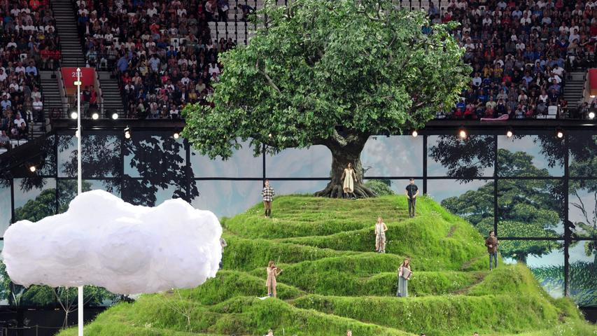 Der grüne Hügel, der am Rand des Stadionrasens aufgebaut wurde und auf dessen Gipfel ein Baum thronte, spielte eine zentrale Rolle in der Zeremonie - hier wurden später die Fahnen der teilnehmenden Nationen eingesteckt.