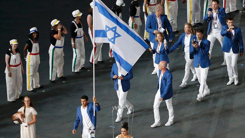 Die israelischen Sportler hatten sich als Erinnerung an die 1972 bei den Olympischen Spielen in München von Terroristen ermordeten Athleten schwarze Tücher in die Jackentaschen gesteckt. Eine Schweigeminute war ihnen vom Internationalen Olympischen Komitee verweigert worden.