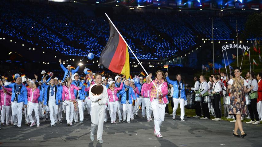 Dann durften endlich die Athleten ins Stadion einlaufen: Bei der deutschen Mannschaft wurde die Fahne von Hockey-Nationalspielerin Natascha Keller getragen.