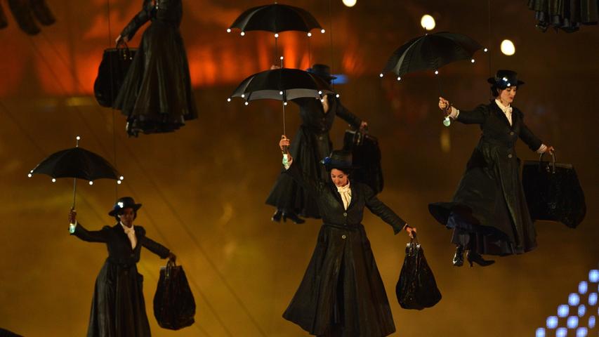 ... von Mary Poppins oder besser gesagt gleich mehreren Exemplaren der superkalifragilistischexpiallegetischen Nanny, die alle vom Stadiondach schwebten. Furchteinflössender...