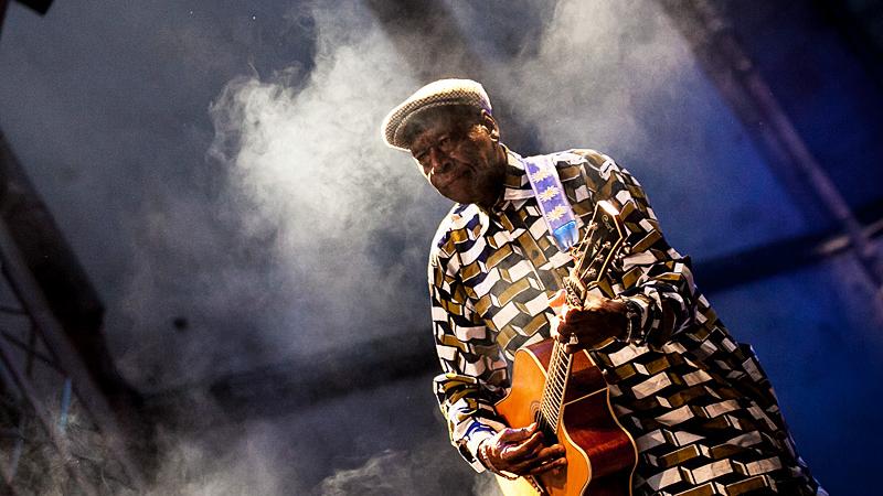 Wesentlich wärmer und ruhiger geht es an der Bühne am Katharinenkloster zu. Der aus Mali stammende Bluessänger Boubacar Traoré trällert in die Dunkelheit.