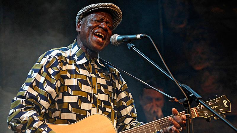 Seit 50 Jahren auf der Bühne und noch kein bisschen müde: Inbrünstig schmettert Traoré einige seiner Hits wie "Kayes Ba" - auch im hohen Alter von mittlerweile 70 Jahren.