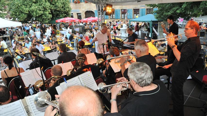 Erster musikalischer Höhepunkt des Festes am Freitag: Der Auftritt der Herzophonic Big Band aus Herzogenaurach.