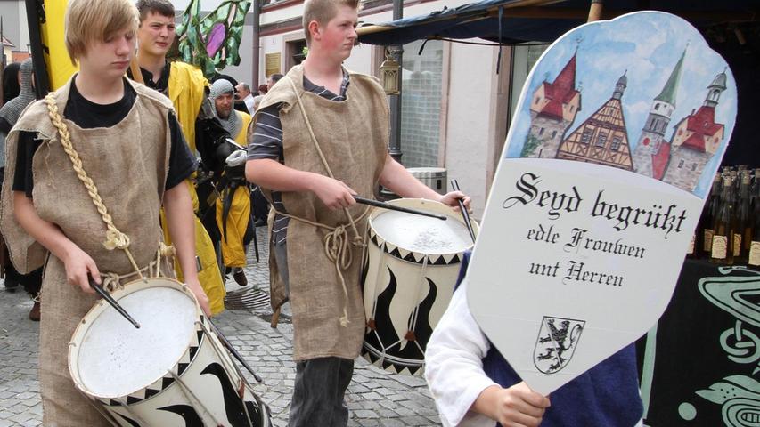 Vor historischer Kulisse entführten Ritter, Musiker und Handwerker am letzten Juliwochenende die Besucher des Mittelalterfestes von Herzogenaurach in eine längst vergangene Zeit.