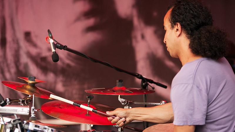 Zwar kann Mellow Mark auch Schlagzeug spielen, allerdings nicht alles auf einmal. Die Lösung? Einfach jemanden mitbringen der's auch kann. Besonders gut an den Drums ist Rhani Krija, der sich die Bühne schon mit Craig David, Mary J. Blidge oder Sean Paul teilen durfte.