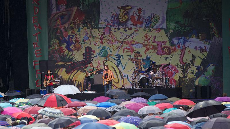 ... und auch der Regen kann die Zuschauer nicht vertreiben. Als Dank für die Treue bekommen sie den Hit "La Flaca" zu hören.