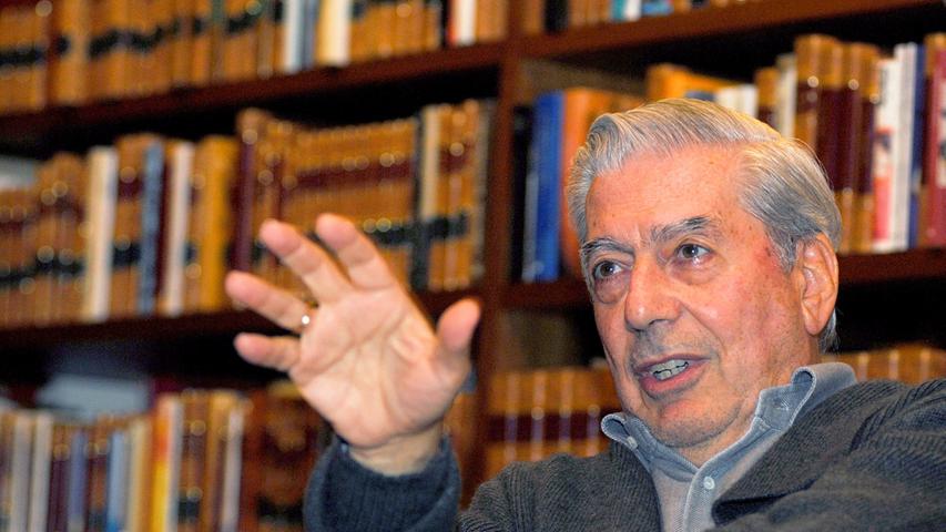 Mario Vargas Llosa (80), peruanischer Literaturnobelpreisträger, sieht im Populismus, etwa in Gestalt von Politikern wie Donald Trump, eine der größten Bedrohungen heutiger Demokratien. "Trump ist sehr gefährlich, denn er ist verantwortungslos." Der Präsidentschaftskandidat der Republikaner sei auch der beste Beweis dafür, dass kein Staat gegen Populismus und Demagogie geschützt sei. Es sei kaum zu glauben, dass etwa Trumps Attacken gegen mexikanische Einwanderer in einem so gebildeten Land wie den USA auf soviel Zustimmung gestoßen sind.