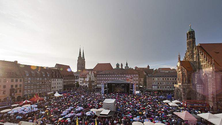 Friedlich, sommerlich, beeindruckend: So lässt sich das 37. Bardentreffen unter dem Motto „Canada in Concert“ zusammenfassen. 70 Konzerte auf acht Bühnen, dazu unzählige Straßenmusiker und Künstler verwandelten die Stadt am vergangenen Wochenende zu einer einzigen großen Bühne, die von 200000 begeis Friedlich, sommerlich, beeindruckend: So lässt sich das 37. Bardentreffen unter dem Motto „Canada in Concert“ zusammenfassen. 70 Konzerte auf acht Bühnen, dazu unzählige Straßenmusiker und Künstler verwandelten die Stadt am vergangenen Wochenende zu einer einzigen großen Bühne, die von 200000 begeis