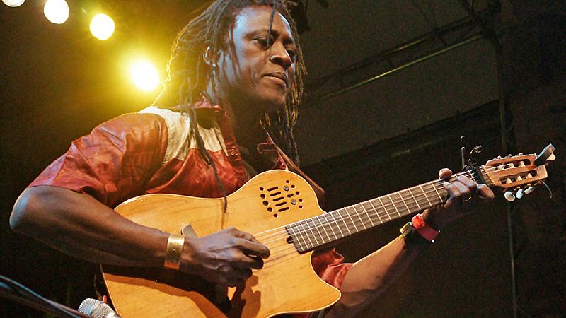 Doch nicht nur musikalisch, sondern auch gesellschaftlich gehört Koité zu den ganz Großen: Seine Stimme gilt als eine der wichtigsten Westafrikas.