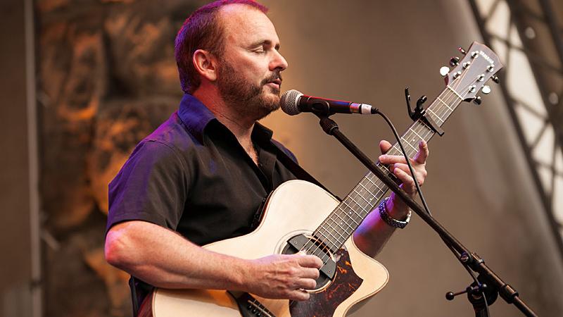 Dave Goodman, gebürtig aus Kanada, ist eine echte Gitarrenlegende. "Dave Goodman kann alles: Er ist ein Virtuose an der Gitarre, hat eine fantastische Stimme und schreibt Texte in Bildsprache", jubelt das deutsche Magazin "Akustik Gitarre".