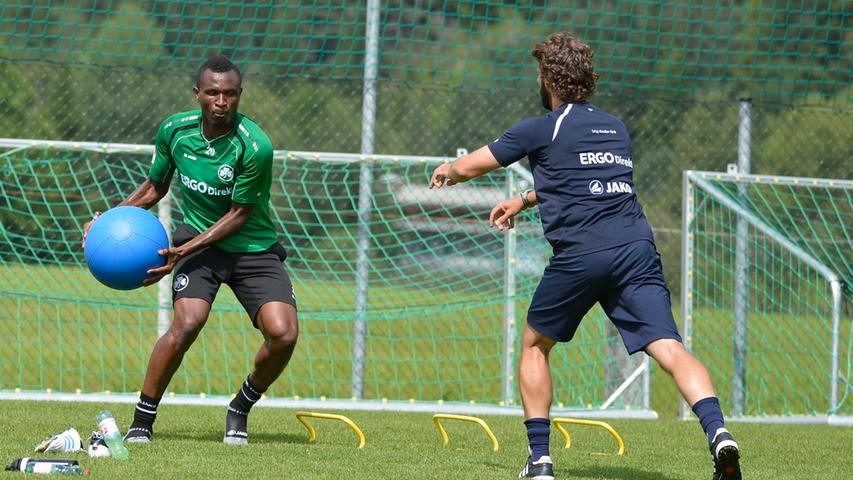 Kraft aufbauen: Kingsley Onuegbu übt unter Anleitung von Athletik-Trainer Axel Dörrfuß mit einem Medizinball.