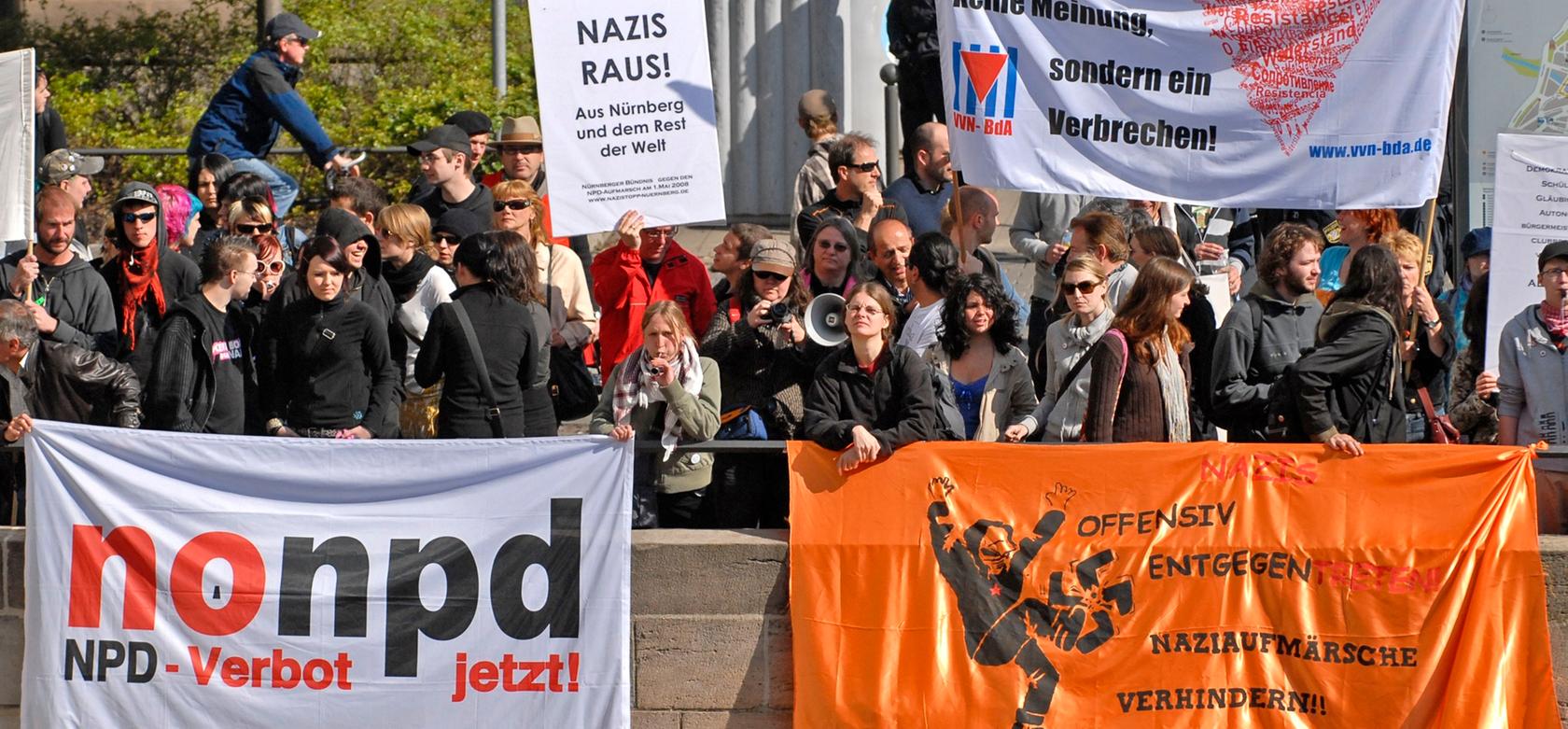Die NPD macht am Mittwoch auf ihrer Deutschlandfahrt auch Halt in Nürnberg. Ein breites Bündnis demokratischer Kräfte ruft zu einer Gegendemonstration auf. Das Bild zeitg eine vergangene Anti-Nazi-Demo.