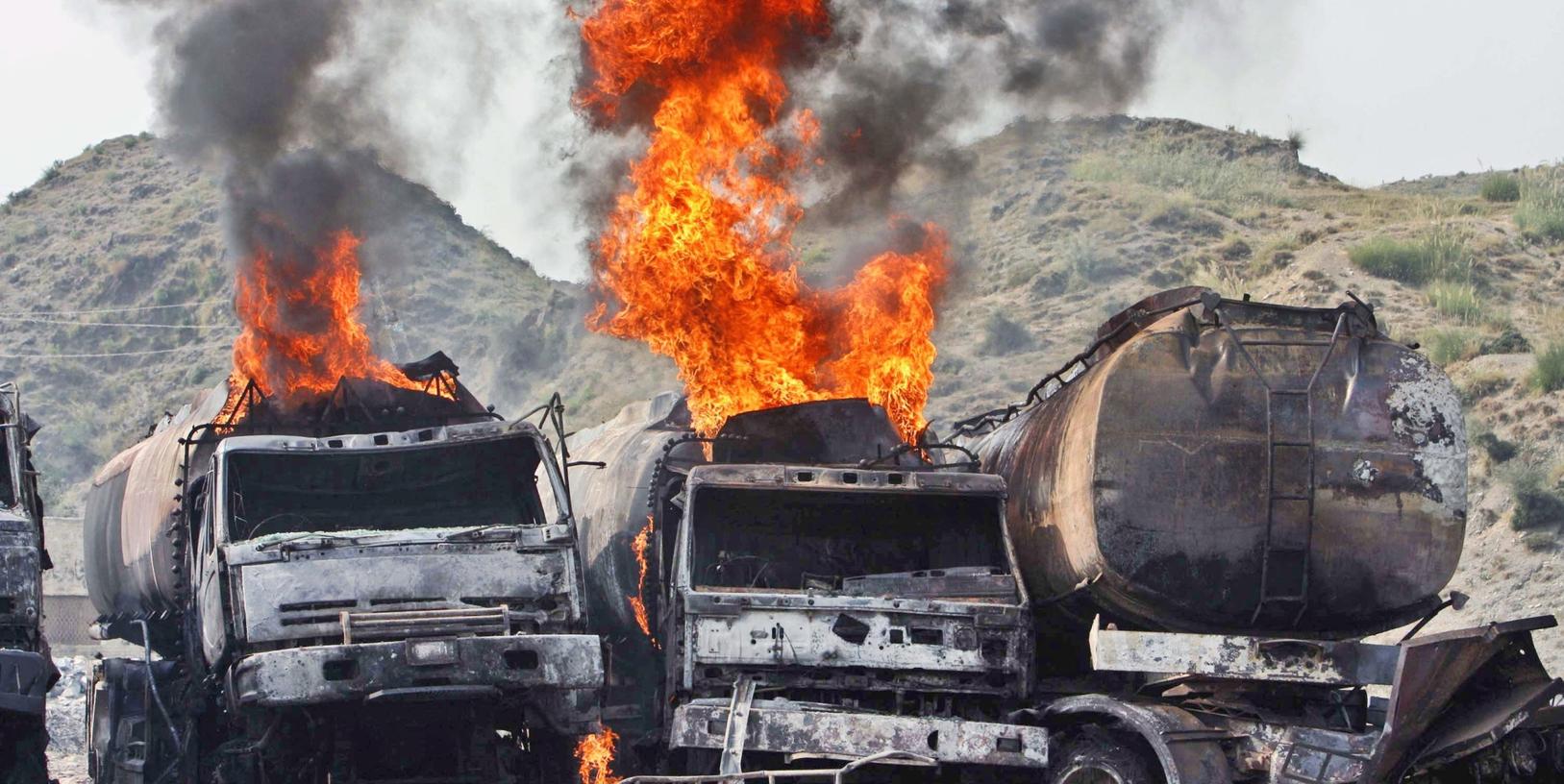 Brennende Nato-Trucks nach einem Angriff von radikalen Islamisten.