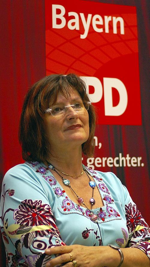 Christa Naaß (64), Bezirkstags-Vizepräsidentin, Haundorf: "Ich habe erwartet, dass es knapp wird, und dass es eine Stichwahl gibt, ist angesichts der großen Zahl an Kandidaten-Duos auch nicht überraschend. Ich habe auch erwartet, dass Olaf Scholz vorne liegt, weil er bundesweit am bekanntesten ist, und viele dann eben doch die prominenteste Person wählen. Interessant wird es jetzt, weil die beiden Duos total unterschiedliche Ziele verfolgen, was den Verbleib in der Regierung anbelangt. Die einen wollen drinbleiben, die anderen lieber raus. Eine Wahlempfehlung der unterlegenen Kandidaten an die Mitglieder fände ich nicht gut; jeder sollte sich jetzt selbst seine Gedanken machen. Es wäre schade, wenn es wegen der Haltung zur Groko eine Lagerbildung in der SPD gäbe. Auf jeden Fall wird es ein Kraftakt für die Sieger, die Anhänger der Unterlegenen mit einzubinden."